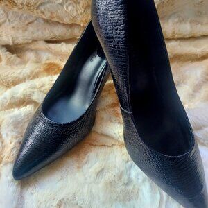 Karl Lagerfeld Paris Royale Black Dress Pump, 3.5' Heel, size, snakeskin pattern